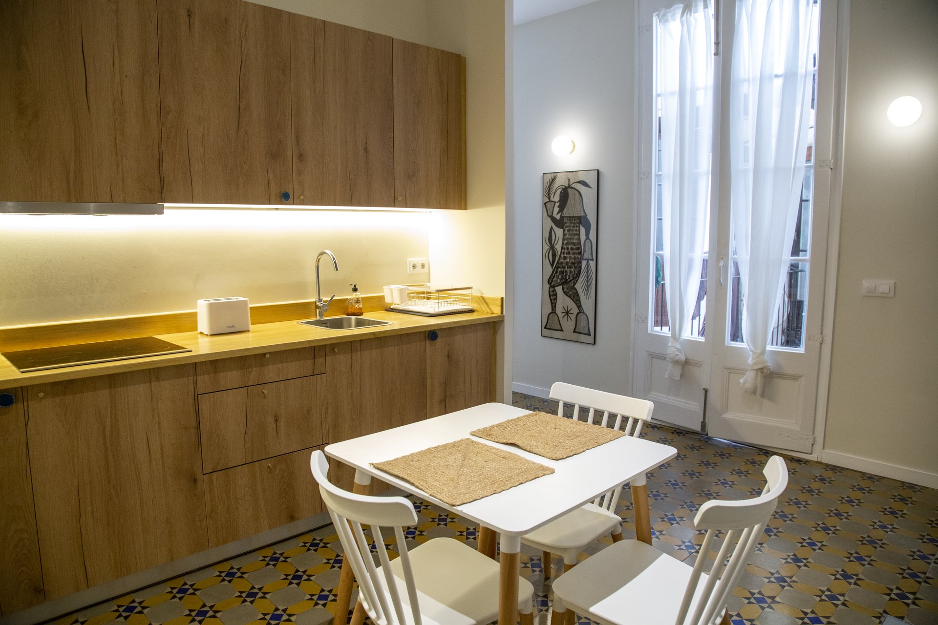 Equipped kitchen of the BCNLIP accommodation