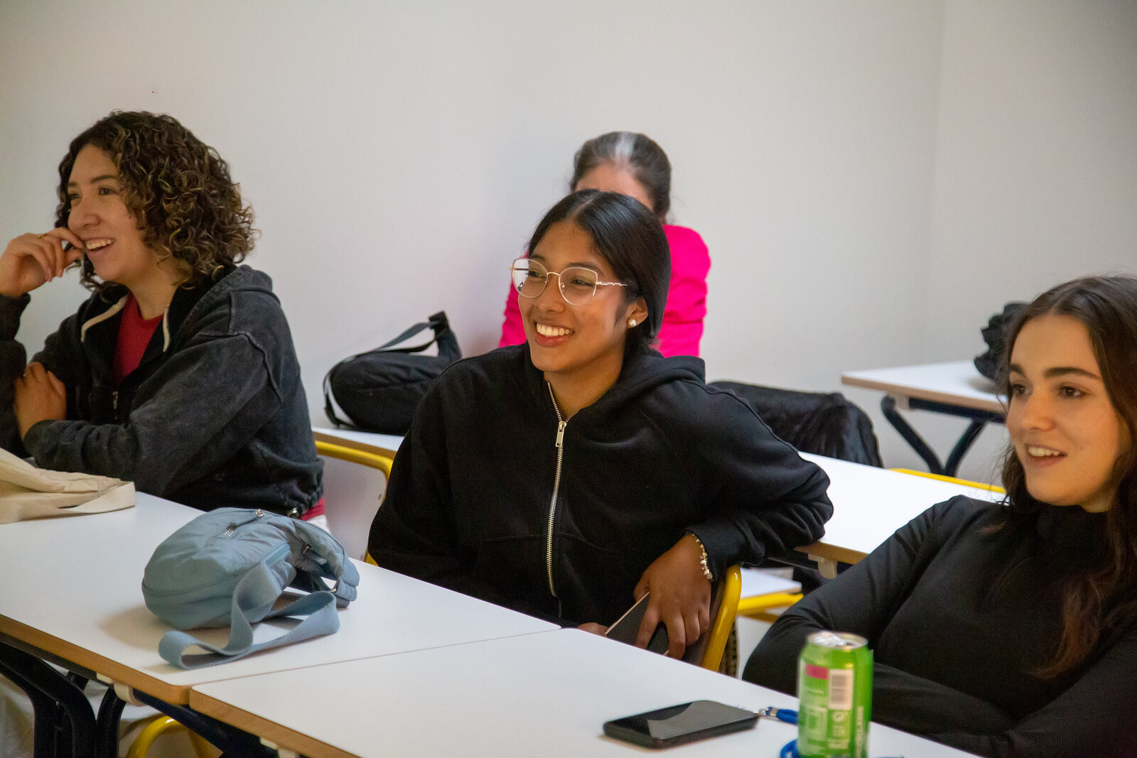 Estudiantes en clase de catalán en BCNLIP, metodología comunicativa