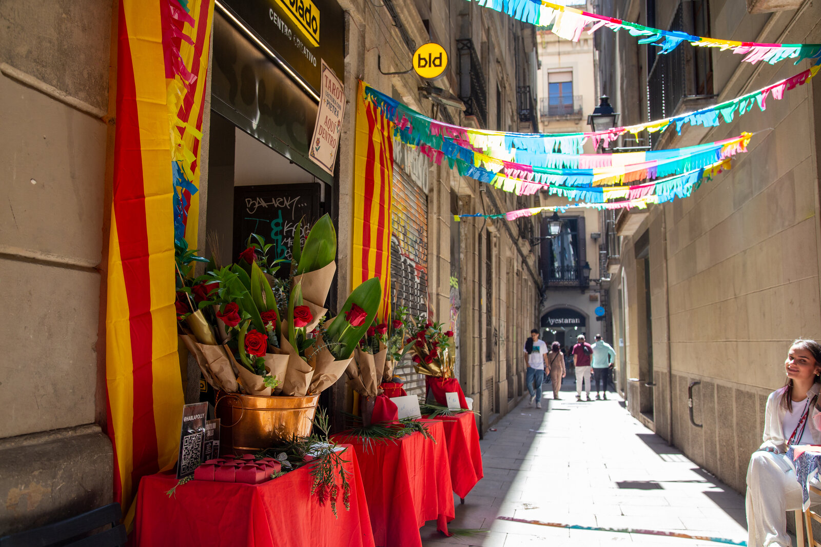 Barrio Gótico de Barcelona con senyeres catalanas