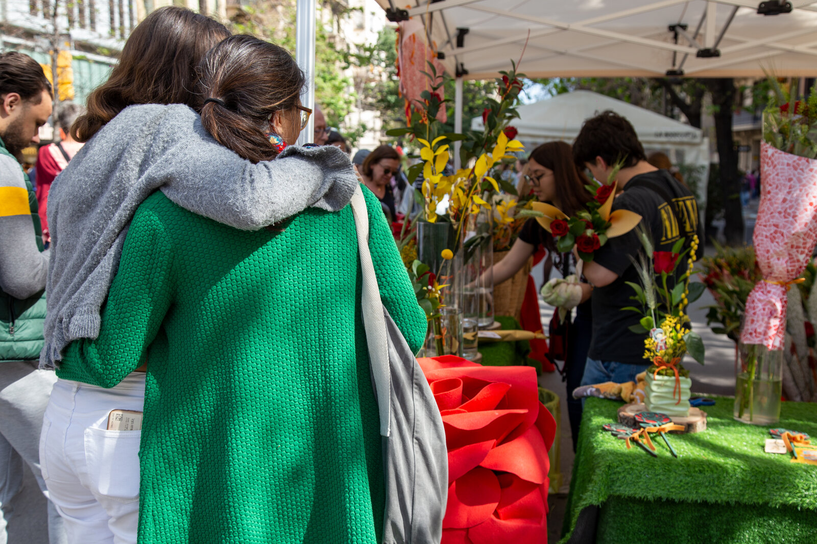 Mercado de Sant Jordi en Barcelona, libros y rosas en la Rambla