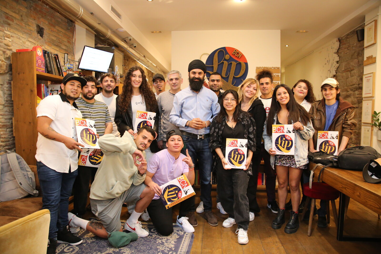 Estudiantes con certificados de BCNLIP después de completar un curso de catalán