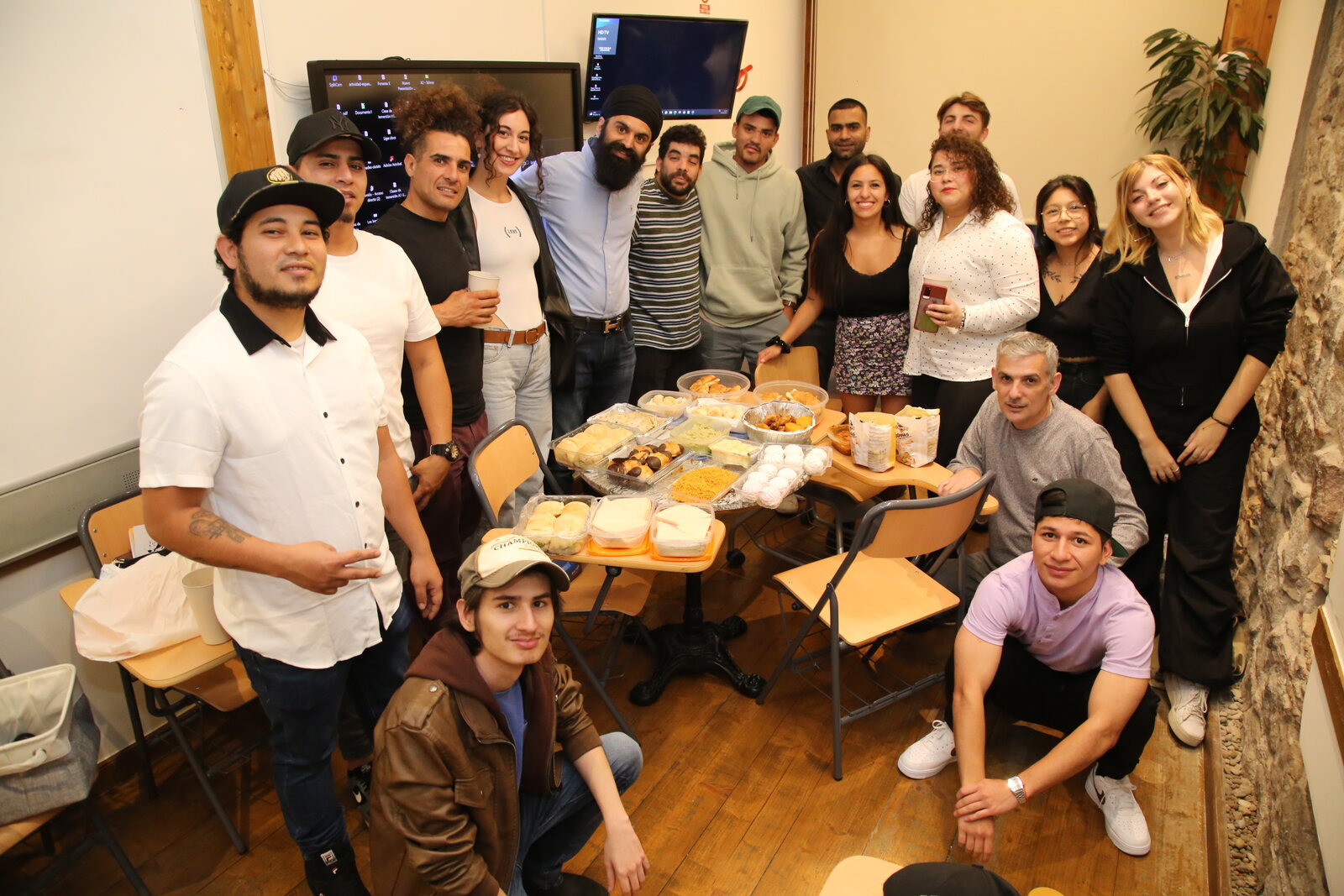 Grupo de estudiantes compartiendo una comida durante una actividad de integración
