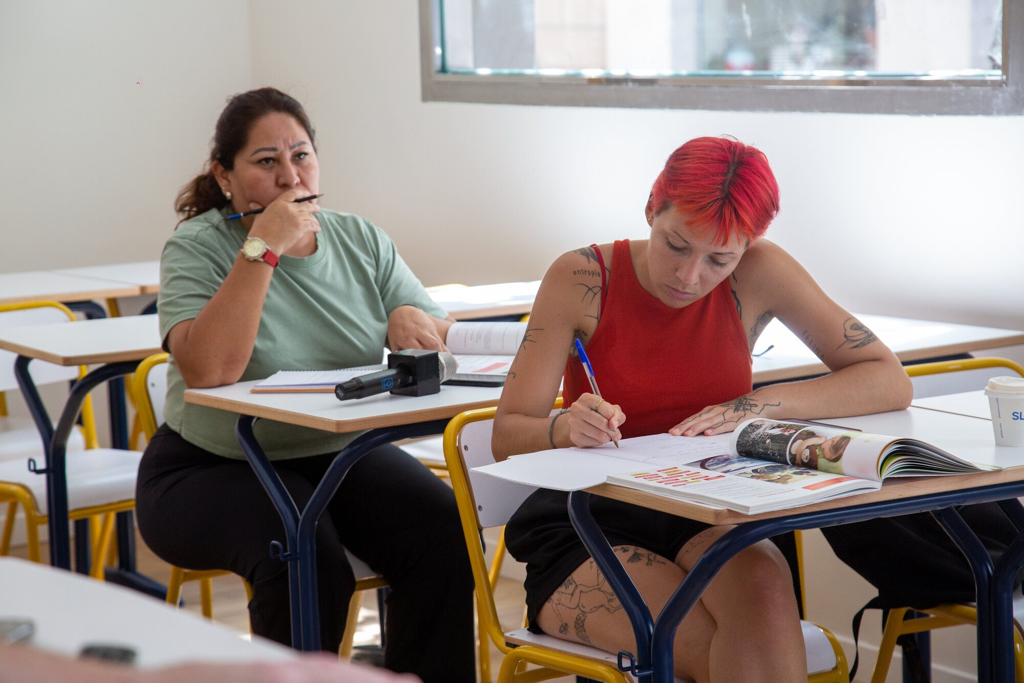 Two students studying Catalan in a BCNLIP classroom