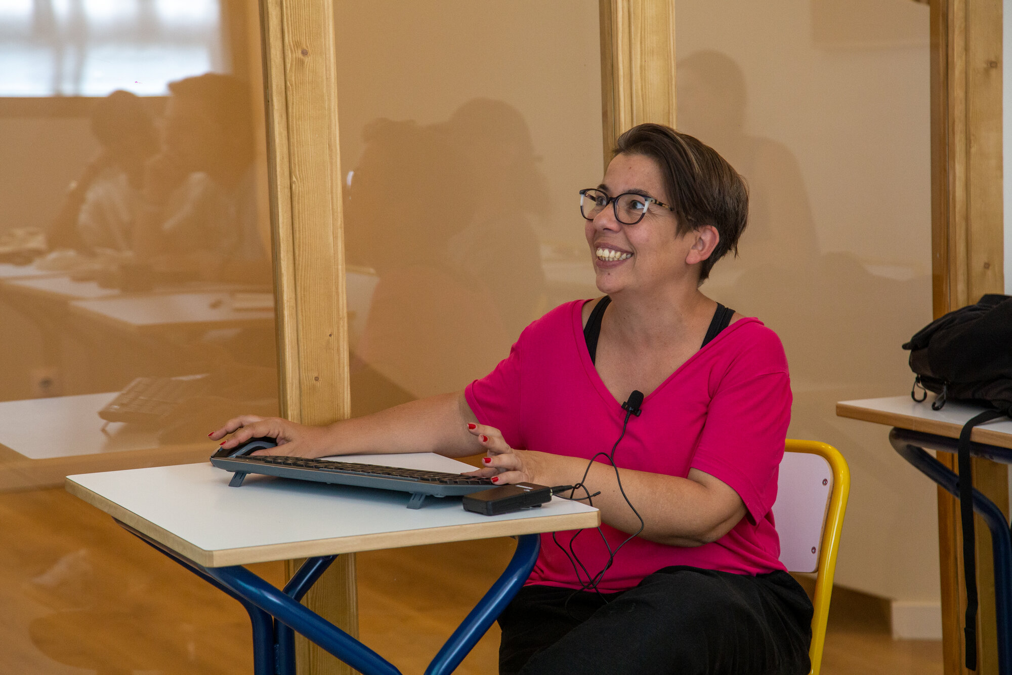 Profesora impartiendo clase de catalán en BCNLIP