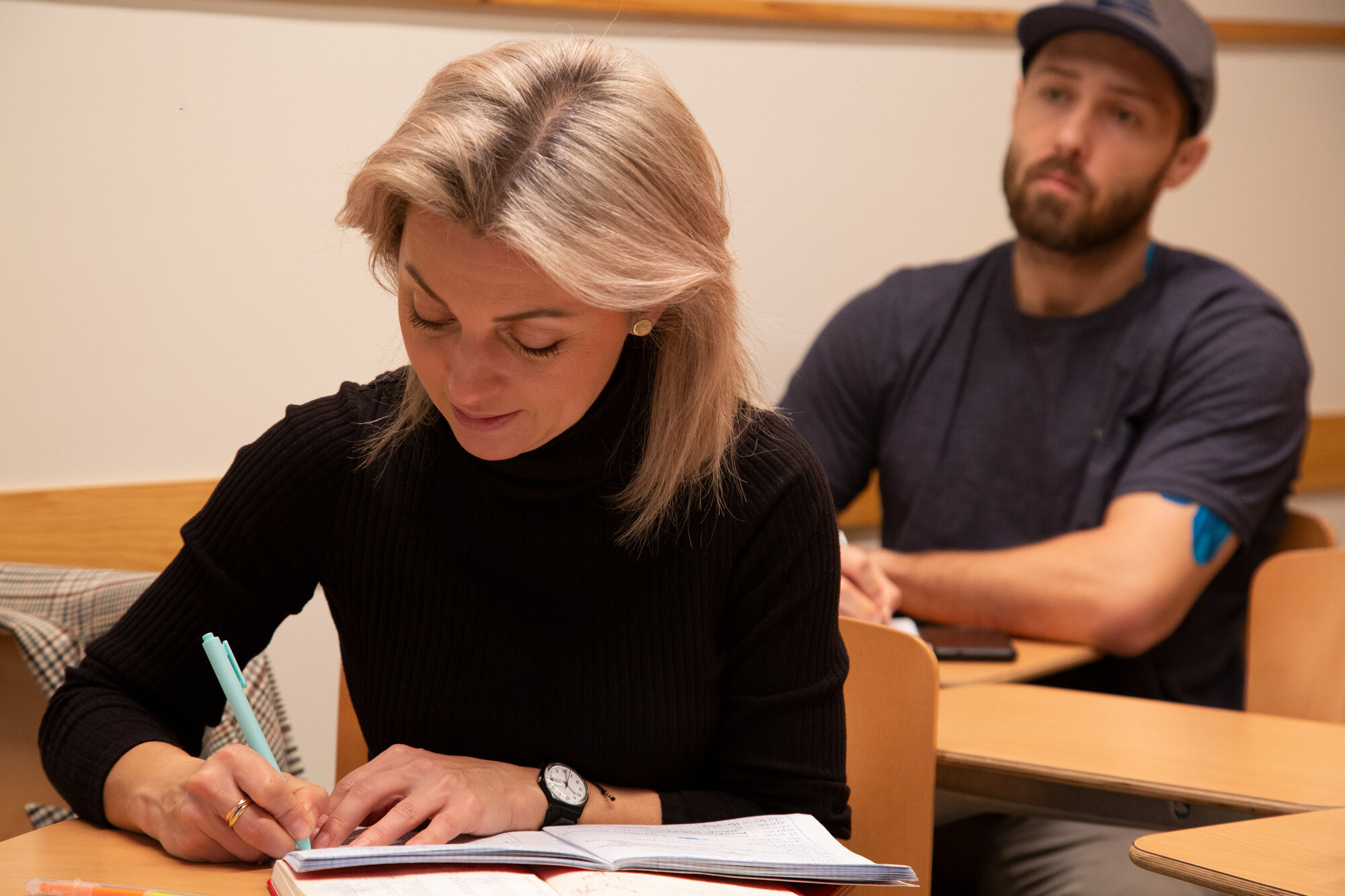 Estudiante escribiendo en clase de catalán en BCNLIP